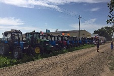 Колонну фермеров и дальнобойщиков, идущих «на Кремль», заблокировали силовики