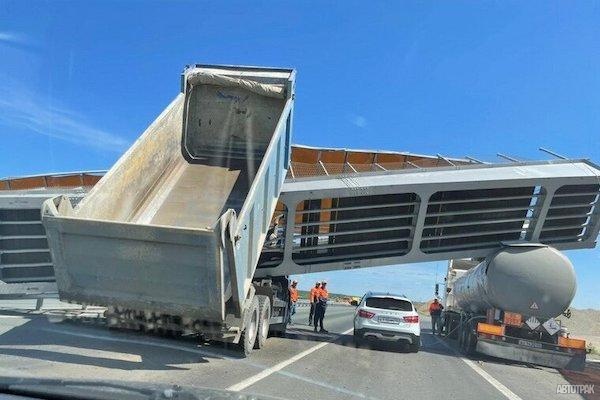 Самосвал снес надземный переход в Курганской области