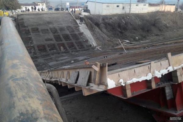 В России упал очередной автомобильный мост