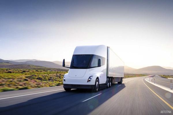 Tesla начала производство электрогрузовиков Semi
