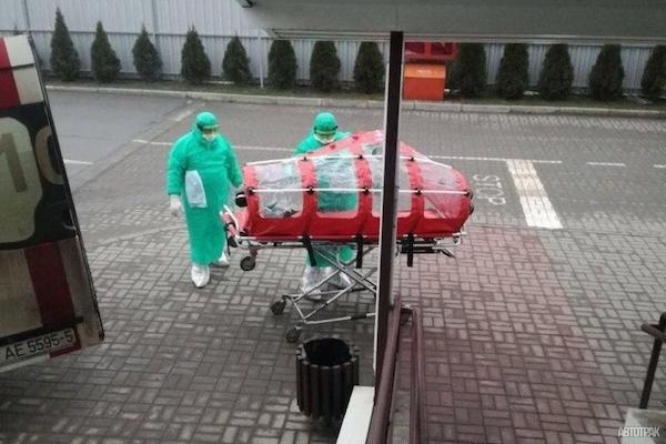 Дальнобойщика под Минском увезли в больницу в изоляционном боксе