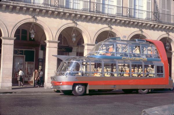 Парижская компания Citroën в 1959 году дала задание дизайнерам сделать автобус, на который один раз посмотришь и никогда не забудешь. Так и родилась модель Citroën U55 Cityrama Currus.