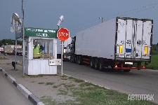 Таможенникам РФ разрешат останавливать и проверять фуры на дороге