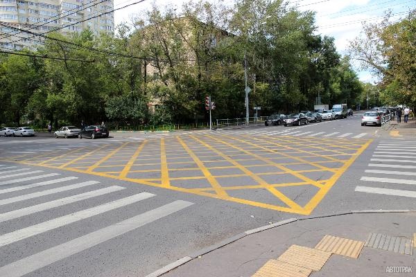 За выезд на «вафлю» во время затора начинают штрафовать с помощью камер