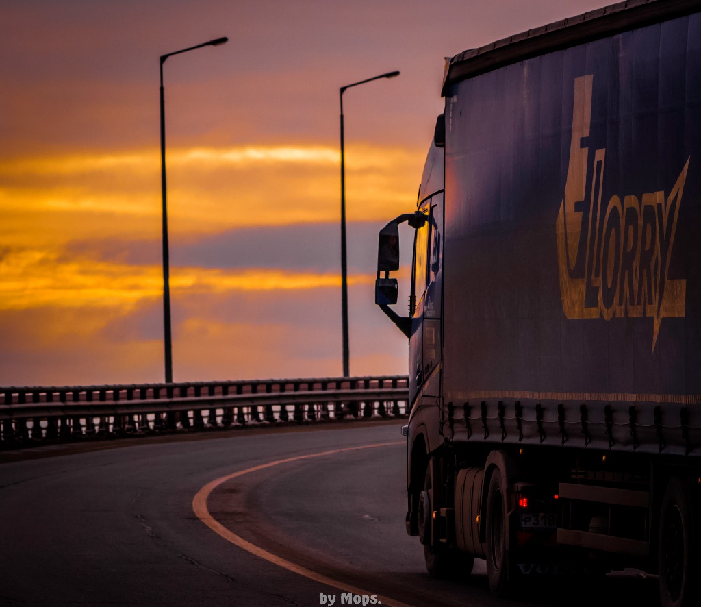Volvo на закате