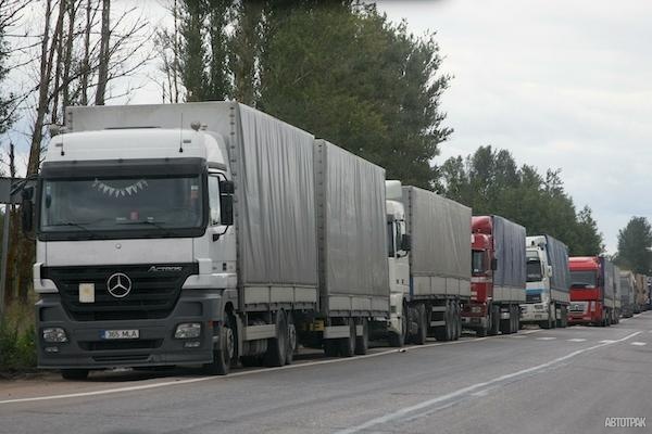 Водителям грузовиков запретили находиться за рулем более 10 часов