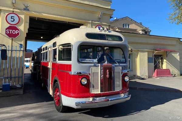В Петербурге восстановили редкий автобус ЗИС