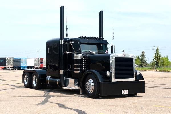 Peterbilt 379 – американский тягач. В 1987 году был дебют этой модели и выпускалась в плоть до 2007 года.  379 – известен по фильмам Брат 2 и Трансформеры как Оптимус Прайм.