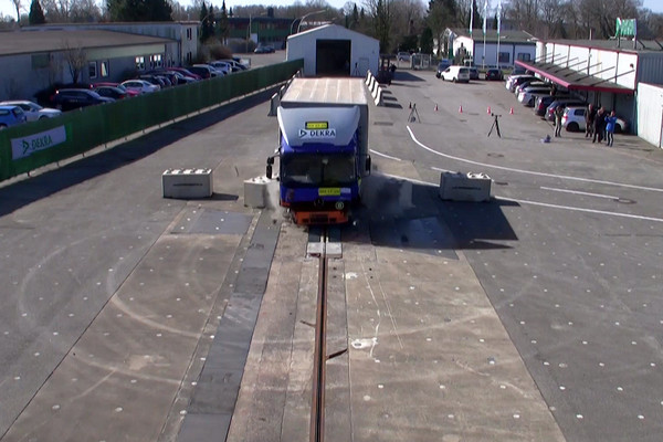 В Германии протестировали бетонные барьеры от террористов на грузовиках и пришли к неутешительным выводам