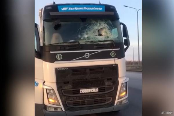 Под Воронежем квадрокоптер влетел в стекло тягача