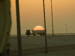 Удачное фото грузовичка, который пытался увезти Солнце