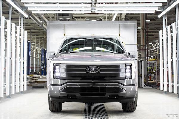Вслед за Rivian: Ford начал выпуск «зеленых» пикапов F-150 Lightning