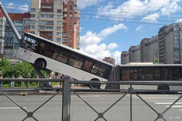 Автобус-«гармошка» взобрался на фонарный столб в Петербурге