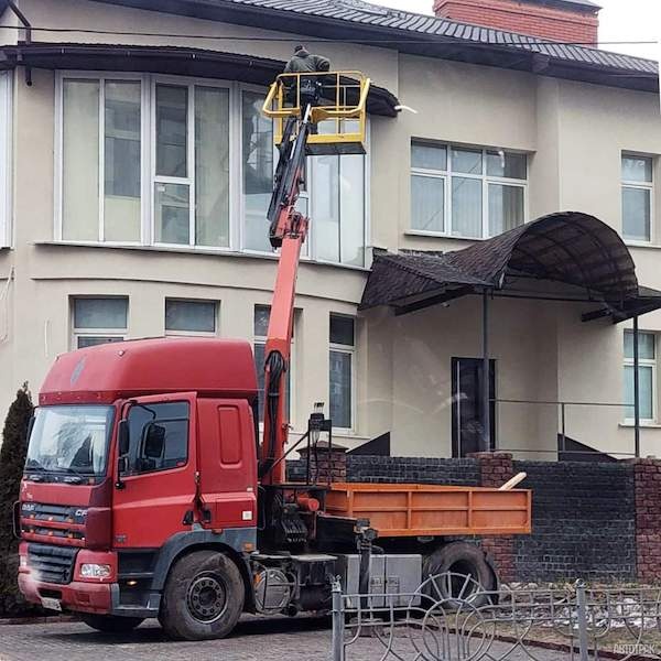 Умельцы сделали из магистрального тягача автовышку