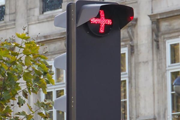 В России предложили установить новые светофоры с красным крестом
