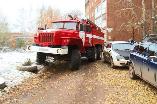 Пожарным и «скорым» могут разрешить таранить машины во дворах