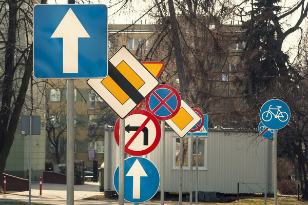 В России хотят уменьшить размер дорожных знаков
