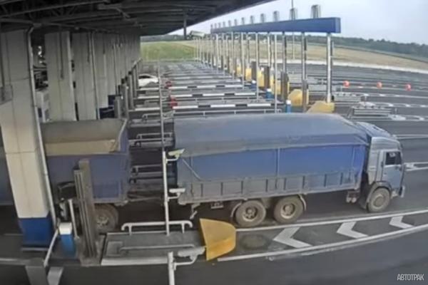 Видео: водитель КамАЗа отказался платить за проезд и пробил колеса