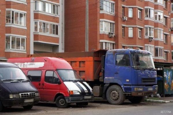 В России снова разрешат ставить грузовики и автобусы в жилых массивах