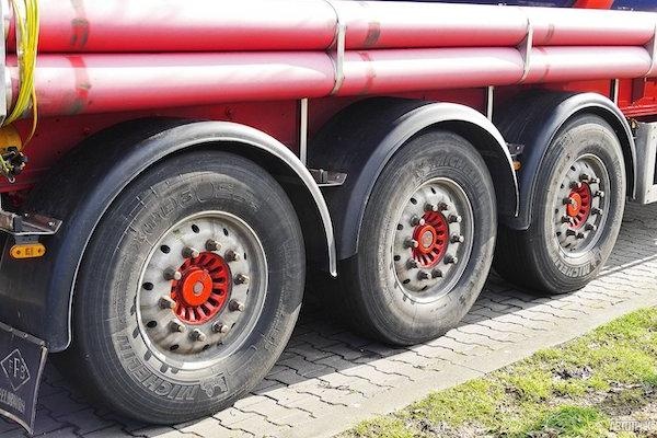 С 1 января 2023 года стоимость свидетельства о допуске к перевозке опасных грузов составит 1,5 тыс. рублей