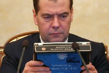 Медведев призвал «натравливать прокуратуру» на халатных дорожников