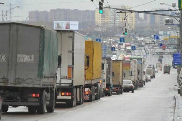 Мэрия запретила тяжелым грузовикам ездить по улицам Саратова днем