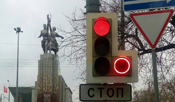 В Москве появился первый светофор с красным поворотом