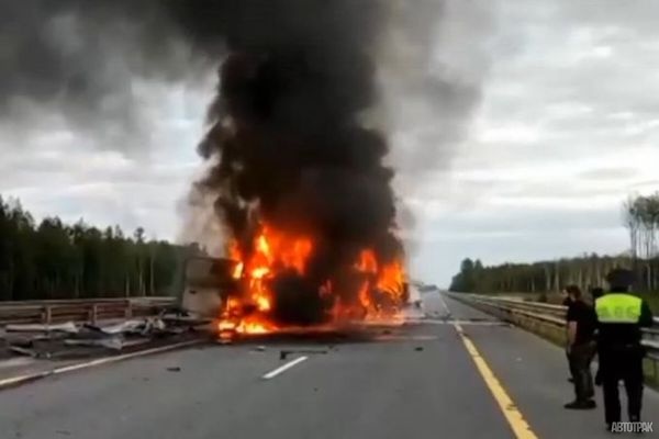 ВИДЕО: грузовик с виноградом взорвался на трассе Москва — Санкт-Петербург