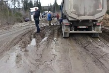 Дорожники заявили, что грязевой участок трассы «Сортавала» превратился в непроезжаемый по вине водителей фур