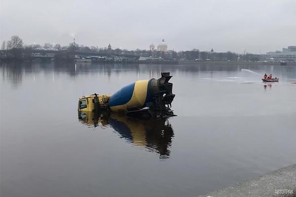 Бетономешалка упала в Неву в Санкт-Петербурге