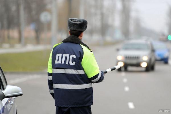 Сотрудники ГИБДД получат право забирать у водителей свидетельство о регистрации
