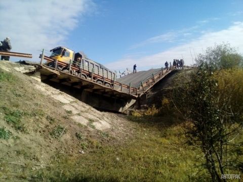 Второй пошел. В РФ рухнул еще один автомобильный мост