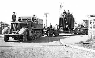 Солдаты вермахта транспортируют электрический трансформатор с помощью полугусеничного тягача Sd.Kfz.9 и танкового трейлера Sd. Ah. 116