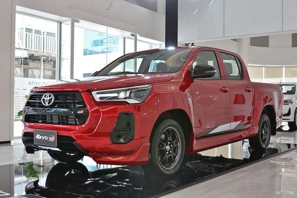 Toyota Hilux GR Sport предложен в двух версиях: не мощнее, зато доступен заниженный пикап