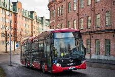 SCANIA ИСПЫТЫВАЕТ БЫСТРУЮ БЕСПРОВОДНУЮ ЗАРЯДКУ В ГОРОДСКИХ ПРОБКАХ.