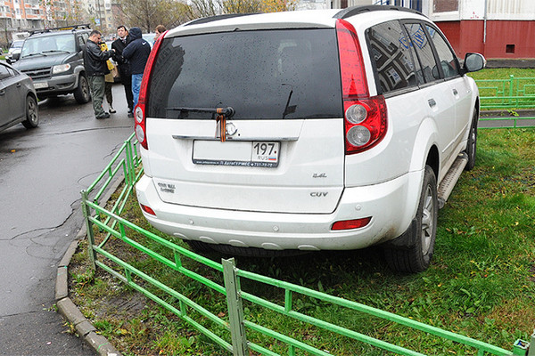 Жители Подмосковья весной смогут пожаловаться на паркующихся на газоне водителей