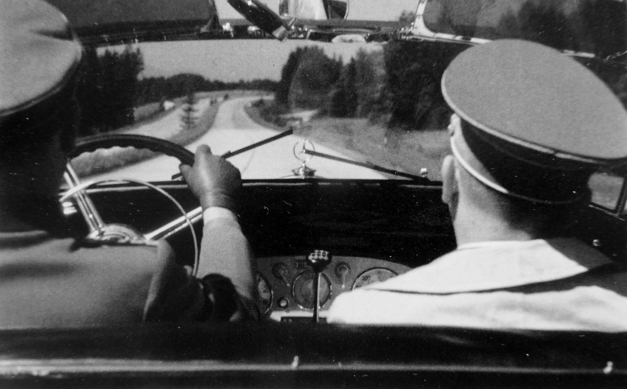 Гитлер и его шофер едут по автобану.jpg