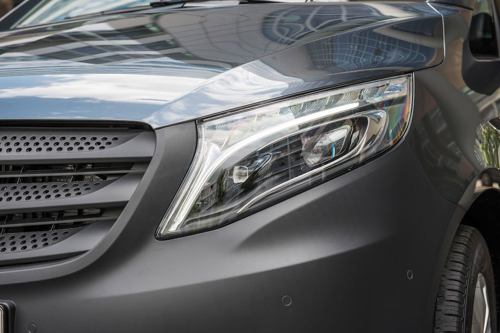 10-Фара-LED-Intelligent-Light-System.jpg