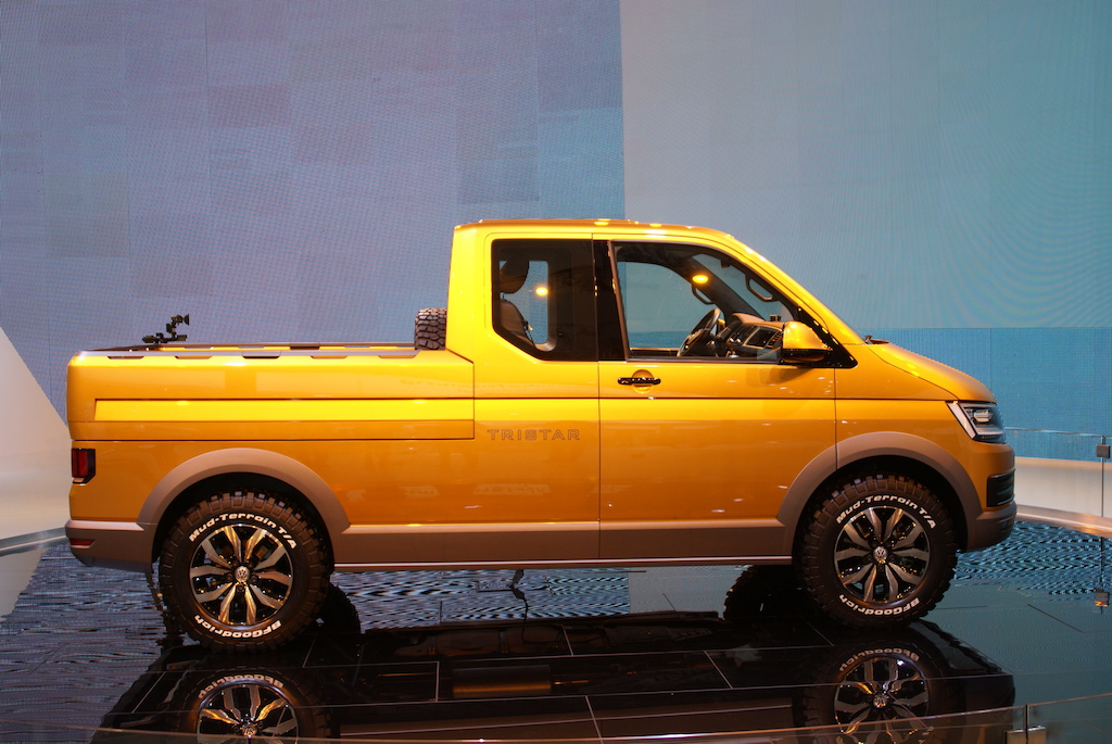 Volkswagen Tristar. Оранжевый пикап считается концептом, но похоже так будет выглядеть будущий Transporter T6 в 2015 году. А встроенная кофеварка, поворотные кресла и 20-дюймовый планшет — лишь выставочная мишура. Впрочем, пара эффектных решений, «двухэ
