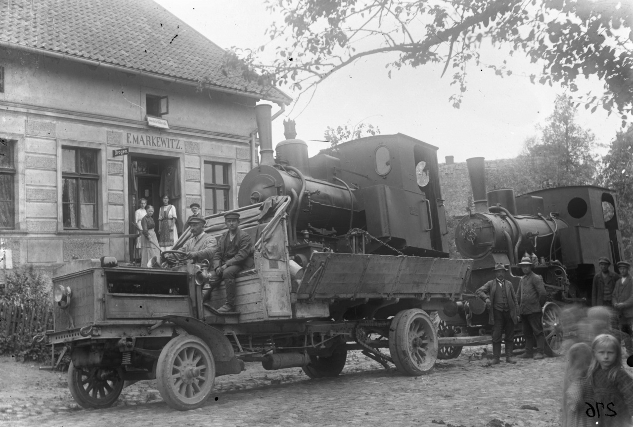 Фото Büssing модели V транспортирует два локомотива (1912 г.)