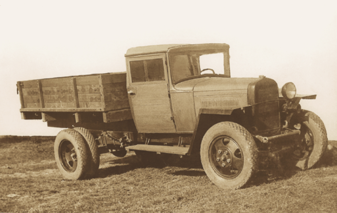 «ГДЗ-ММ» военного времени: деревянная кабина, простые крылья, одна фара, отсутствие тормозов на передних колесах. Фото из архива Е.И. Прочко.