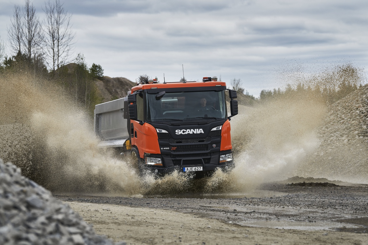 Scania XT нового поколения едет по луже.jpg