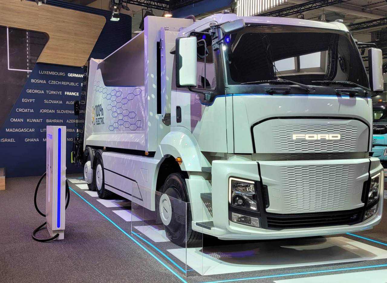 Эл. грузовик ford на выставке 2022 в Ганновере.jpg