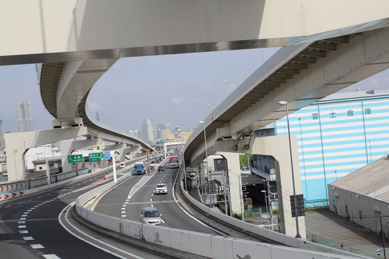 В Токио существуют отличные дороги разного класса. По одним можно проехать бесплатно со всеми светофорами, а на уровне 5-10 этажа можно пролететь из одного конца города в другой без пробок