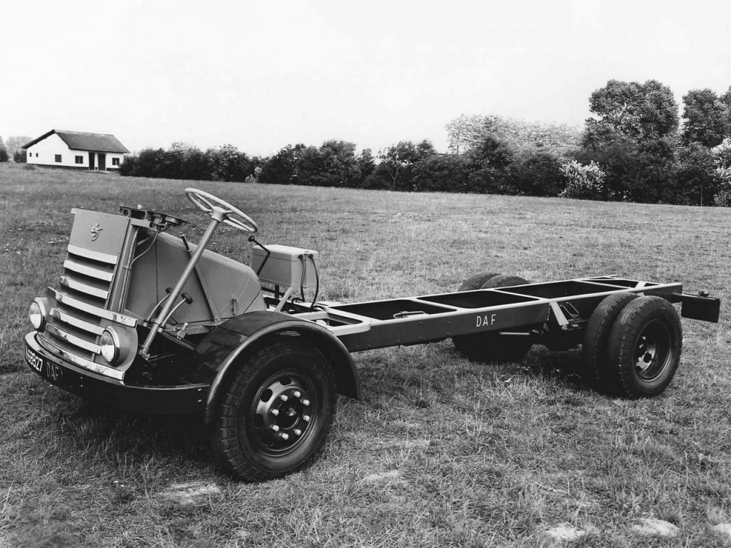 DAF Chassis 1949 год. Вариант без кабины- в этот период DAF еще заказывает их у сторонних производителей.jpg