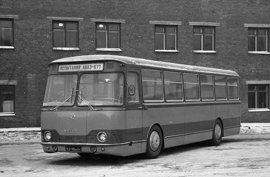 ЛиАЗ-677 01 на пневмоходу стал родоначальником самых массовых городских автобусов в СССР, прозванных в народе «скотовозами». Но для своего времени это была прогрессивная машина