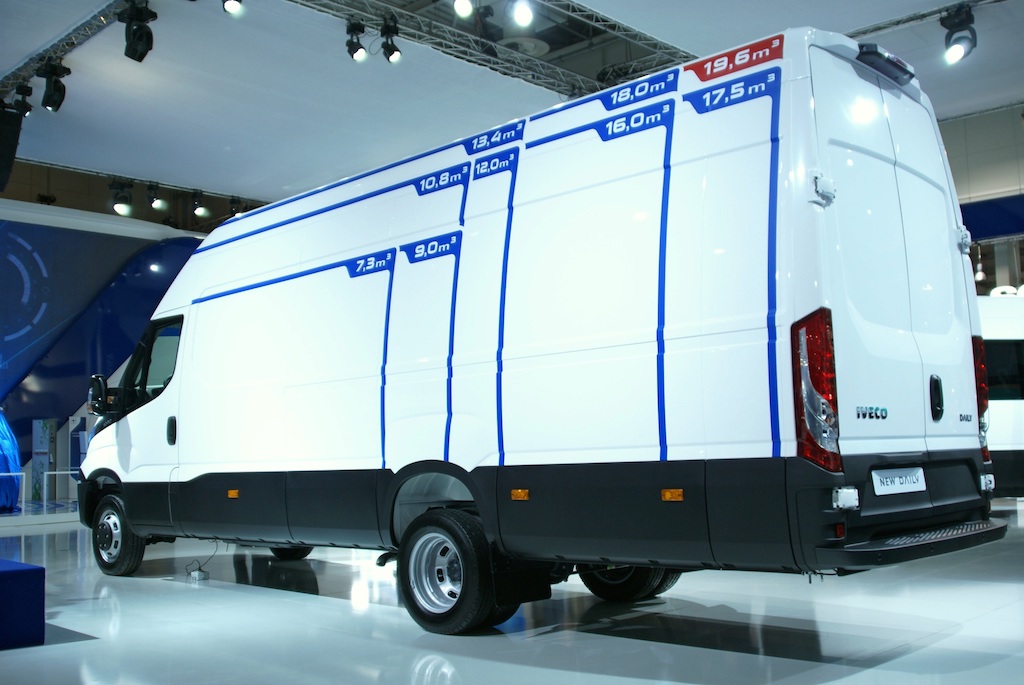 Iveco выкатила полностью новый Daily третьего поколения. Модель сохранила рамную компоновку, благодаря чему кузов самой крупной версии цельнометаллического фургона способен вместить немыслимые 20 кубометров поклажи! Заметим, что предыдущий рекорд для ма