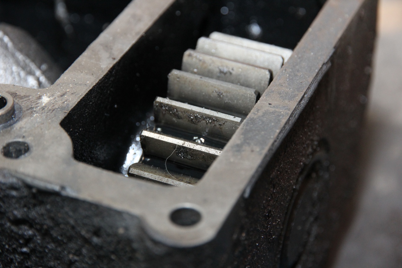 При ремонте компрессора важно оценить состояние деталей его привода. Так, если на зубьях шестерен имеются следы естественного износа, величина которого лежит в пределах допуска, то их можно оставить. Но если имеют место дефекты, выраженные выкрашиванием м