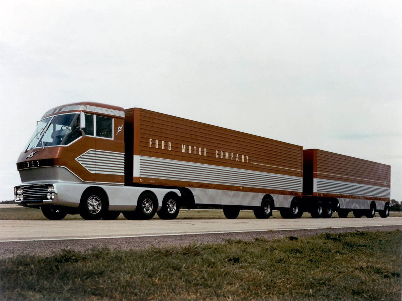 Эффектный газотурбинный тягач Ford Gas Turbine Truck по прозвищу Big Red с одним полуприцепом и одним прицепом. 1964 год.jpg