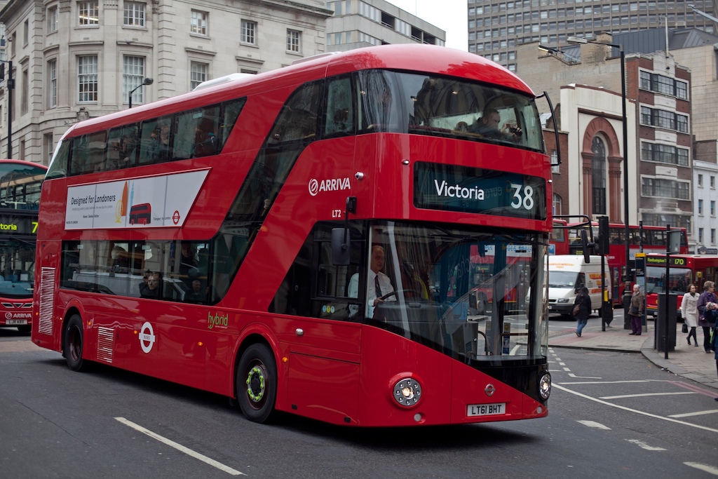 Двухэтажныи гибридныи автобус Routemaster Hybrid.jpg
